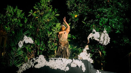 Padhepokan Seni Mangundharma menyajikan drama tari topeng “Kelana Rangga Puspita” yang berlatar cerita legenda Malang Raya pada 8 Maret 2024 di Padhepokan Seni Mangundharma. Pertunjukan tari topeng ini menjadi persinggahan keenam persembahan #GIK1Dekade: Kado Untuk Sanggar.