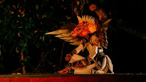 Padhepokan Seni Mangundharma menyajikan drama tari topeng “Kelana Rangga Puspita” yang berlatar cerita legenda Malang Raya pada 8 Maret 2024 di Padhepokan Seni Mangundharma. Pertunjukan tari topeng ini menjadi persinggahan keenam persembahan #GIK1Dekade: Kado Untuk Sanggar.