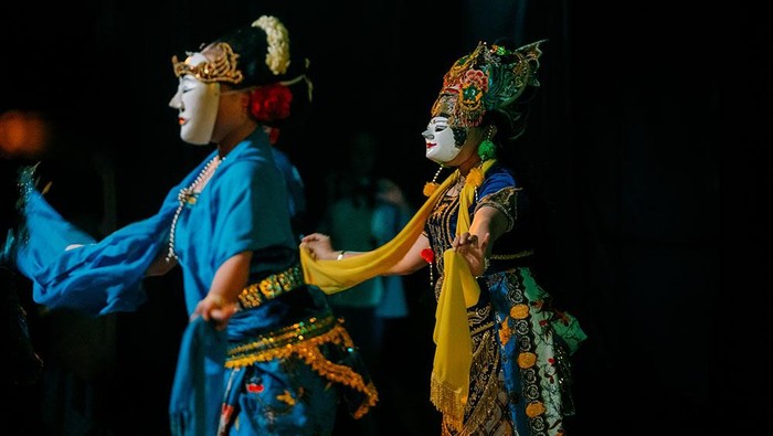 Padhepokan Seni Mangundharma menyajikan drama tari topeng “Kelana Rangga Puspita” yang berlatar cerita legenda Malang Raya pada 8 Maret 2024 di Padhepokan Seni Mangundharma. Pertunjukan tari topeng ini menjadi persinggahan keenam persembahan #GIK1Dekade: Kado Untuk Sanggar.