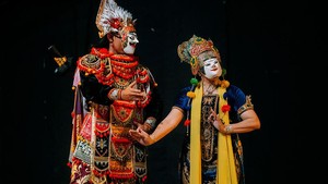 Klana Rangga berasal Kerajaan Bali, sedangkan Dewi Munti yang berasal dari Kerajaan Singosari, perbedaan asal daerah ini menjadikan desain kostum pertunjukan bernuansa Bali dan Malang. Semua penari mengunakan properti topeng Malang, sedangkan kostum tokoh utama, yaitu tokoh Klana Rangga Puspita menggunakan kostum bernuansa Bali. 