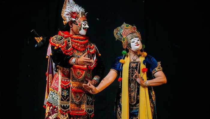 Padhepokan Seni Mangundharma menyajikan drama tari topeng “Kelana Rangga Puspita” yang berlatar cerita legenda Malang Raya pada 8 Maret 2024 di Padhepokan Seni Mangundharma. Pertunjukan tari topeng ini menjadi persinggahan keenam persembahan #GIK1Dekade: Kado Untuk Sanggar.