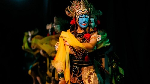 Padhepokan Seni Mangundharma menyajikan drama tari topeng “Kelana Rangga Puspita” yang berlatar cerita legenda Malang Raya pada 8 Maret 2024 di Padhepokan Seni Mangundharma. Pertunjukan tari topeng ini menjadi persinggahan keenam persembahan #GIK1Dekade: Kado Untuk Sanggar.