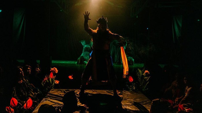 Padhepokan Seni Mangundharma menyajikan drama tari topeng “Kelana Rangga Puspita” yang berlatar cerita legenda Malang Raya pada 8 Maret 2024 di Padhepokan Seni Mangundharma. Pertunjukan tari topeng ini menjadi persinggahan keenam persembahan #GIK1Dekade: Kado Untuk Sanggar.