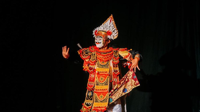 Padhepokan Seni Mangundharma menyajikan drama tari topeng “Kelana Rangga Puspita” yang berlatar cerita legenda Malang Raya pada 8 Maret 2024 di Padhepokan Seni Mangundharma. Pertunjukan tari topeng ini menjadi persinggahan keenam persembahan #GIK1Dekade: Kado Untuk Sanggar.