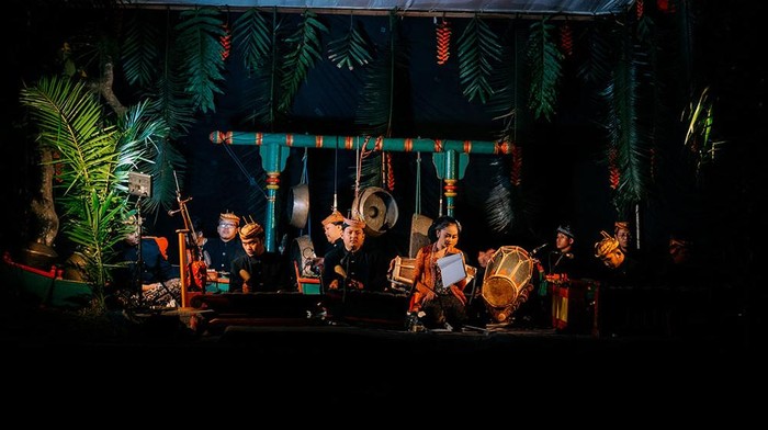 Padhepokan Seni Mangundharma menyajikan drama tari topeng “Kelana Rangga Puspita” yang berlatar cerita legenda Malang Raya pada 8 Maret 2024 di Padhepokan Seni Mangundharma. Pertunjukan tari topeng ini menjadi persinggahan keenam persembahan #GIK1Dekade: Kado Untuk Sanggar.