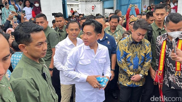 Gibran meninjau aktivasi Alun-alun Utara Keraton Solo, Minggu (3/11/2024).