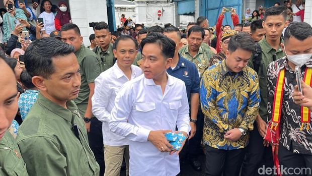 Gibran meninjau aktivasi Alun-alun Utara Keraton Solo, Minggu (3/11/2024).