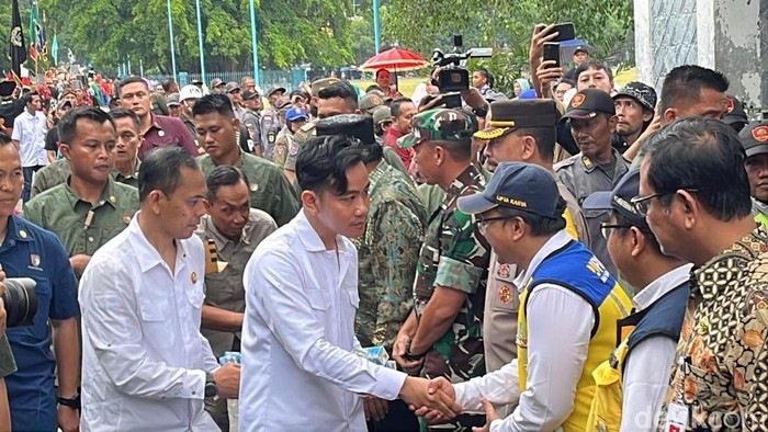 Gibran meninjau aktivasi Alun-alun Utara Keraton Solo, Minggu (3/11/2024).
