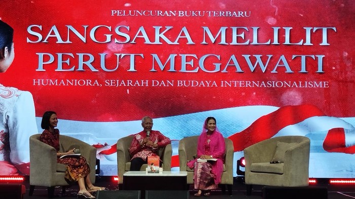 Putra Presiden RI ke-1 Sukarno, Guntur Soekarnoputra, meluncurkan buku berjudul Sangsaka Melilit Perut Megawati: Humaniora, Sejarah dan Budaya Nasionalisme Internasionalisme di Grand Sahid Hotel, Jakarta Pusat, Minggu (3/11/2024).