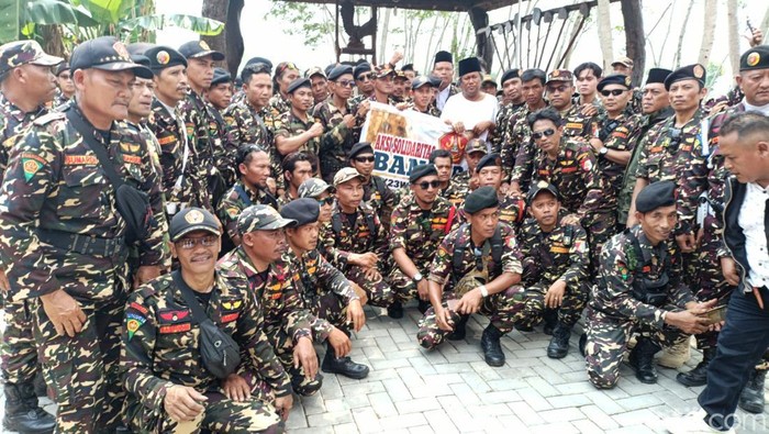 Gus Muwafiq bersama para Banser di Ponpes Minggir, Minggu (3/11/2024).