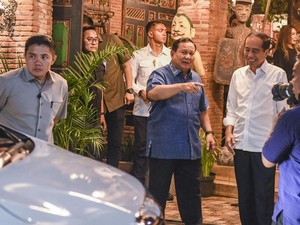 Presiden Prabowo Makan Malam Bersama Jokowi di Solo, Begini Momennya