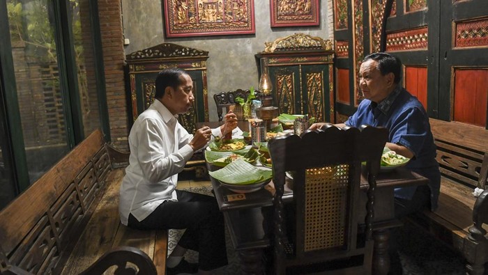 Harmonisnya Presiden Prabowo-Jokowi Makan Malem Bareng di Solo Presiden Prabowo Subianto (kanan) berbincang dengan Presiden RI ketujuh Joko Widodo (kiri) saat makan malam di Solo, Jawa Tengah, Minggu (3/11/2024). ANTARA FOTO/Galih Pradipta/nym.