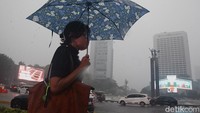 DKI Jakarta mulai diguyur hujan setelah dilanda suhu panas pada pekan lalu. 
