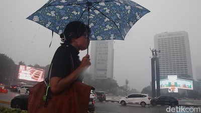 Hujan Deras Guyur Jakarta