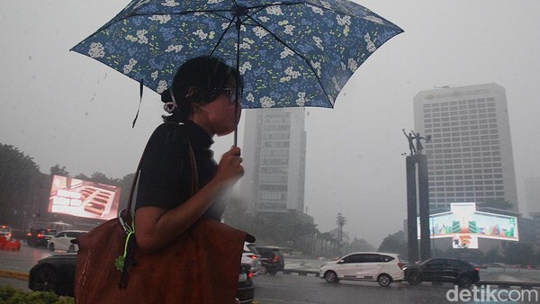 Hujan Deras Guyur Jakarta