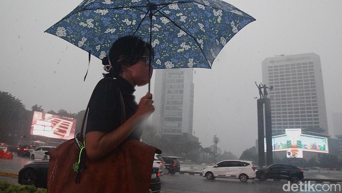 Hujan Deras Guyur Jakarta Warga menerobos hujan di kawasan Bundaran HI, Jakarta Minggu (3/11/2024).
