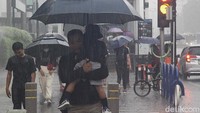 Hujan yang melanda Jakarta ini mulai menurunkan suhu panas yang terjadi pada pekan lalu.