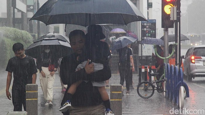 Katanya Hujan Tak Bikin Sakit, Tapi Kok Nyatanya Gampang Masuk Angin?