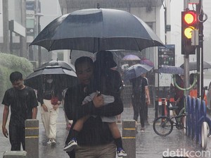 Katanya Hujan Tak Bikin Sakit, Tapi Kok Nyatanya Gampang Masuk Angin?