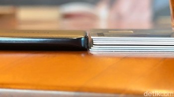 Ketebalannya hampir sama dengan 7 kartu ATM. Foto: Adi Fida Rahman/detikINET