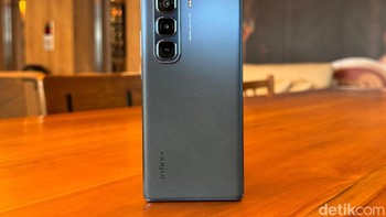 Infinix Hot 50 Pro+ hadir dalam tiga pilihan warna yaitu Titanium Grey, Dreamy Purple dan Sleek Black. Ponsel ini menjalankan Android 14 dengan XOS 14.5, dan Infinix menjanjikan update sistem operasi satu kali dan update keamanan hingga dua tahun. Foto: Adi Fida Rahman/detikINET