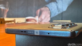 Infinix Hot 50 Pro+ juga dilengkapi fitur penting lainnya seperti dukungan Dual-SIM 4G, Wi-Fi, Bluetooth, sensor sidik jari di layar, USB-C, NFC, headphone jack 3,5mm, dual speaker dengan setelan JBL, dan rating IP54 untuk perlindungan terhadap percikan air dan debu Foto: Adi Fida Rahman/detikINET