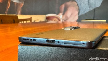 Kapasitas baterainya sebesar 5.000 mAh yang diklaim dapat bertahan hingga 9,8 jam untuk memainkan game Free Fire. Ponsel ini mendukung pengisian cepat 33W yang bisa mengisi daya hingga 50% dalam 27 menit dengan mode Hyper. Foto: Adi Fida Rahman/detikINET