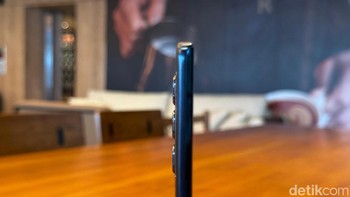 Infinix mengklaim Hot 50 Pro+ merupakan ponsel dengan desain melengkung paling tipis di dunia. Ponsel ini memiliki ketebalan 6,8 mm dan bobot 162 gram. Meski begitu, Infinix Hot 50 Pro+ tetap memiliki bodi yang tangguh berkat TitanWing Architecture. Foto: Adi Fida Rahman/detikINET