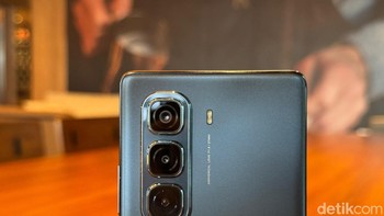Ponsel ini terdapat tiga kamera belakang dengan kamera utama 50 MP. Kamera Infinix Hot 50 Pro+ mendukung fitur Smile Capture yang bisa mengambil foto hanya dengan senyuman, serta dukungan Dual Video untuk mengambil video menggunakan kamera depan dan belakang secara bersamaan. Foto: Adi Fida Rahman/detikINET