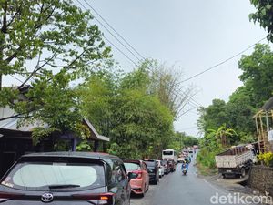 Jalan Poros Malino-Makassar Macet Parah, Mobil Tertahan 30 Menit