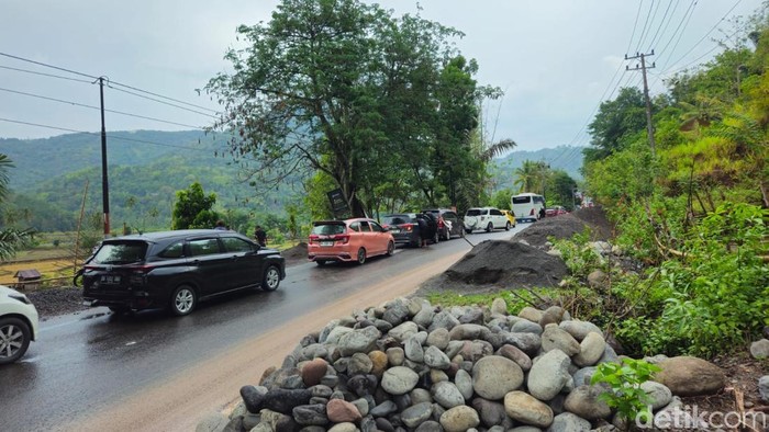 Jalan Poros Malino-Makassar di Gowa macet parah.