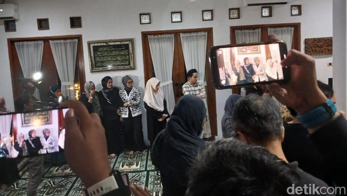 Jenazah Dina Mariana Tiba di Rumah Duka