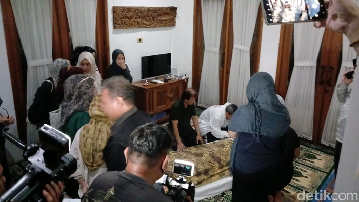 Jenazah Dina Mariana Tiba di Rumah Duka