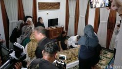 Jenazah Dina Mariana Tiba di Rumah Duka