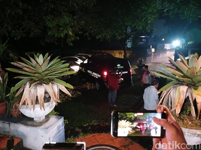 Jenazah Dina Mariana Tiba di Rumah Duka
