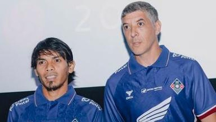 Jersey spesial HUT ke-109 PSM Makassar yang dikenakan Rasyid Bakri dan Ronald Fagundes saat launching.