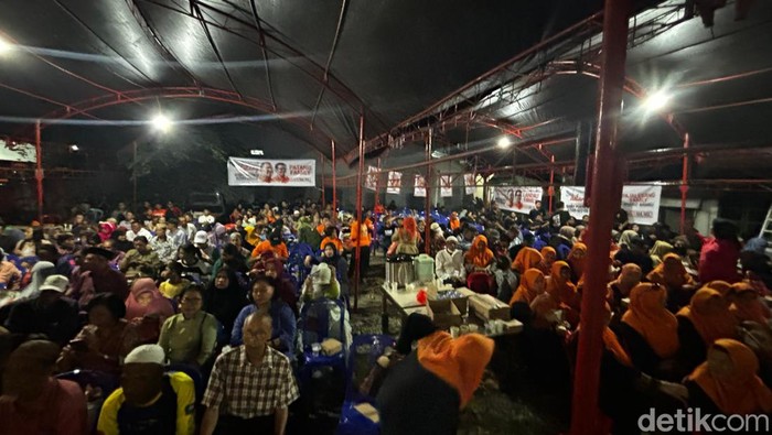 Kampanye Pilgub Sulsel oleh Paslon Danny-Azhar di Warkop Kampis, Palopo. Ahmad Al Qadri/detikcom