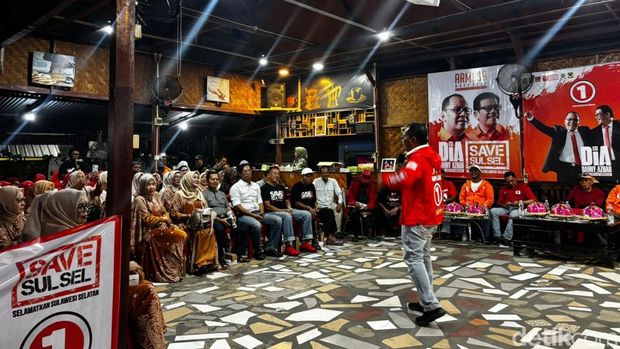 Kampanye Pilgub Sulsel oleh Paslon Danny-Azhar di Warkop Kampis, Palopo. Ahmad Al Qadri/detikcom