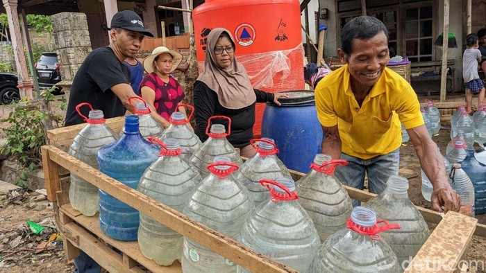 kekeringan di trenggalek membuat warga menyerbu air bersih yang disuplai BPBD
