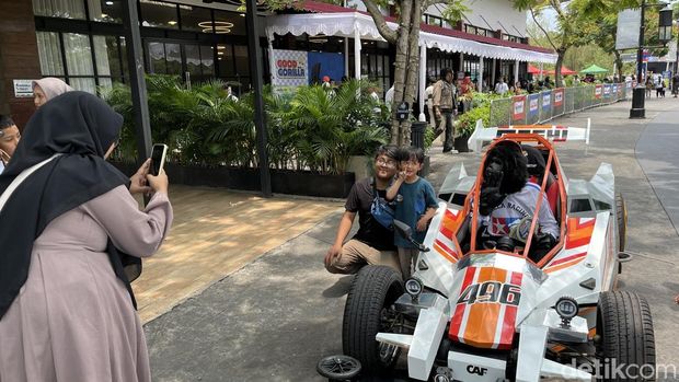 Keseruan dalam arena tanding Good Gorilla Mini 4WD Classic Race di Bandung.