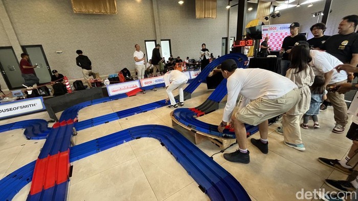 Keseruan dalam arena tanding Good Gorilla Mini 4WD Classic Race di Bandung.