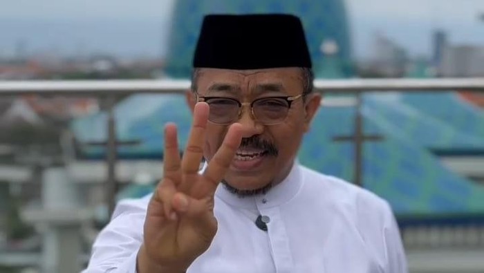 KH Zainudin Husni memberikan dukungan untuk Risma-Gus Hans di Pilgub Jatim 2024.