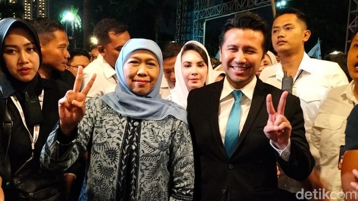Khofifah-emil tiba di grand city dalam rangka debat kedua pilgub jatim 2024