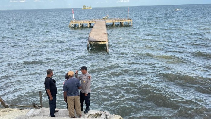 Kondisi jemabatan ambruk saat dilewati rombongan anggota DRPD Kepulauan Aru.