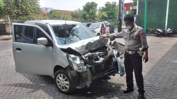 Kondisi mobil Karimun ringsek usai adu banteng dengan dua sepeda motor di utara Simpang Blok O Jogja, Minggu (3/11/2024).
