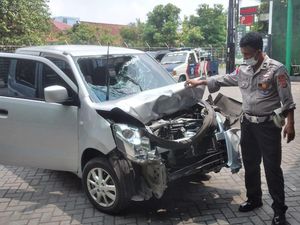 Adu Banteng Mobil Karimun Vs 2 Motor di Timur Simpang Blok O Jogja