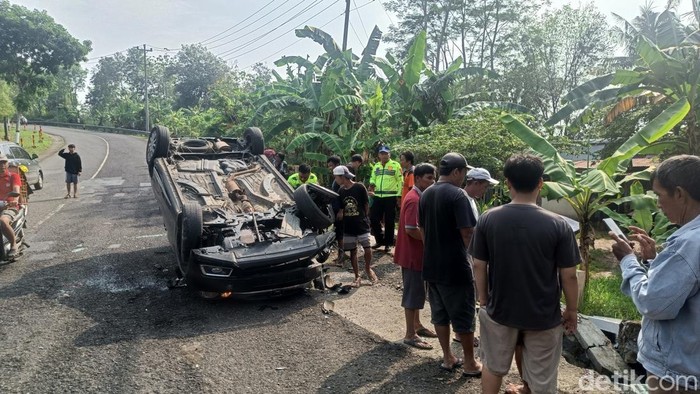 Kondisi mobil yang terbalik usai kecelakaan tunggal menabrak pejalan kaki dan pembatas jembatan di jalan raya Patikraja-Purwokerto, Desa Kedungrandu, Kabupaten Banyumas, Minggu (3/11/2024).
