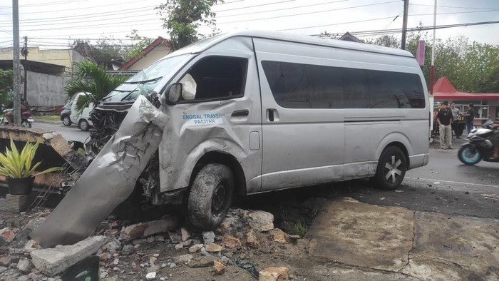 Kondisi Toyota Hiace usai menabrak pagar rumah di Wonosari, Gunungkidul, Minggu (3/11/2024).