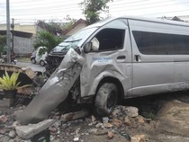 Hiace Oleng Tabrak Pagar di Wonosari, 4 Orang Luka