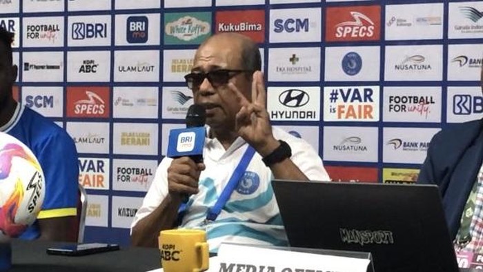 Konferensi pers pelatih PSBS Biak, Emral Abus, seusai pertandingan melawan Bali United di Stadion Kapten I Wayan Dipta, Gianyar, Minggu (3/11/2024). (Ida Bagus Putu Mahendra/detikBali)